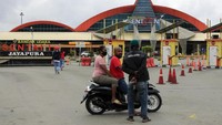Sejumlah warga beraktivitas di depan Bandara Sentani, Jayapura, Papua, Rabu (10/6/2020).
