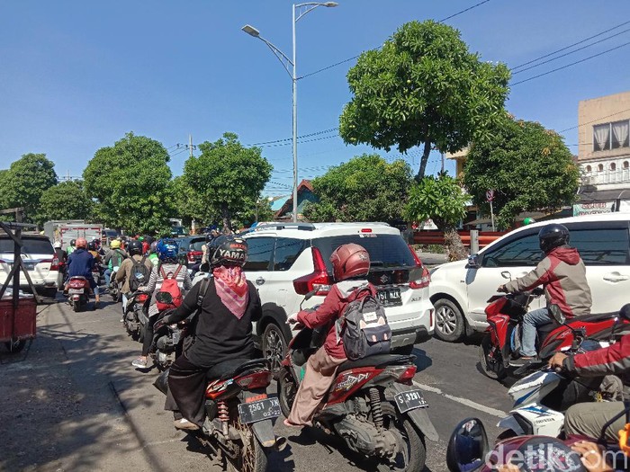 Jalanan Kota Surabaya Mulai Padat saat Transisi New Normal