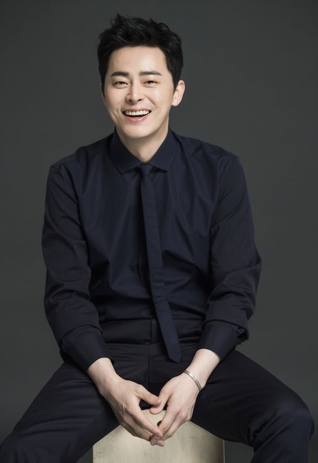 Setelah kematian ayahnya, ibu Jo Jung Suk yang menjanda bergantung sepenuhnya padanya. Bintang drama Korea Hospital Playlist ini mendapat pengecualian wajib militer karena alasan keluarga. Dia putus sekolah dan mendapatkan uang sebagai aktor musikal. Foto: Instagram