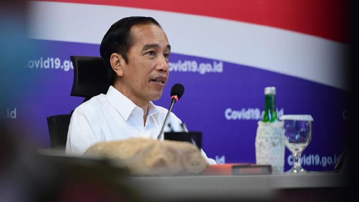Jokowi Presiden Jokowi menyambangi kantor Gugus Tugas Percepatan Penanganan COVID-19 di Jakarta.