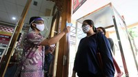 Sejumlah warga terlihat antre dengan berjaga jarak saat memasuki kantor Dispendukcapil Solo.