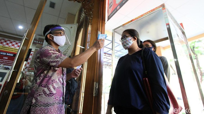Protokol kesehatan sangat ketat dilakukan di kantor Dispendukcapil Kota Surakarta, Solo. Hal tersebut demi memutus rantai penyebaran virus Corona.