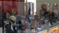 Sekat plastik dipasang untuk mencegah penyebaran Corona.