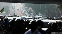 Kendaraan sudah mulai terjebat kemacetan dari Pasar Gembrong, Jalan Jend. Basuki Rachmat hingga Jalan Abdullah Syafei, Tebet, Jakarta Timur.