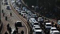 Kendaraan terjebak macet saat akan menuju Jakarta.