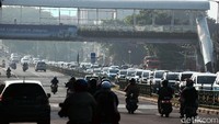 Tampak antrean kendaraan terjadi hingga beberapa kilometer.