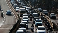 Kemacetan parah terjadi di Jalan Abdullah Syafei, Jakarta.