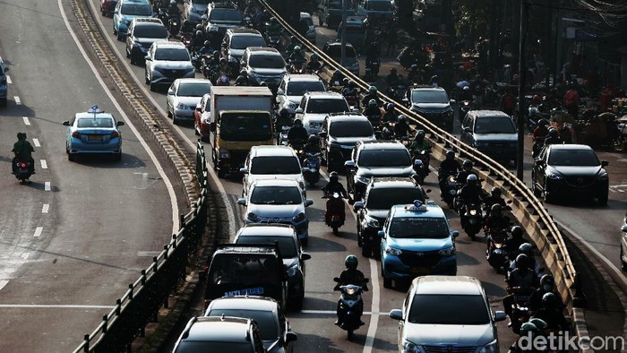 Kemacetan parah terjadi di Jalan Abdullah Syafei, Jakarta, Rabu (10/06/2020). Kendaraan mengular panjang.