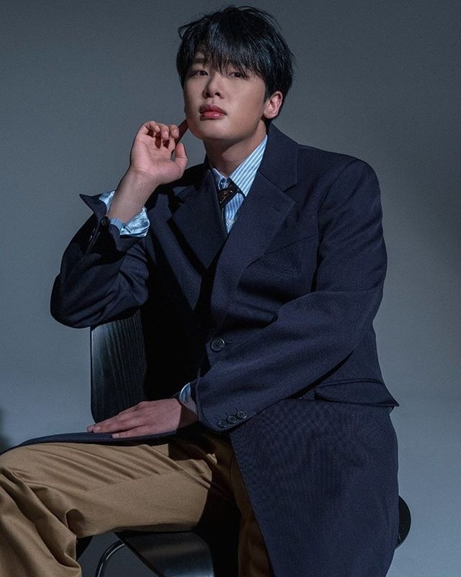 Kim Dong Hee memulai debut aktingnya pada 2018, lewat web drama A-Teen. Setelah membintangi drama Korea SKY Castle, aktor Korea ini menjadi pemeran utama drakor besutan Netflix, Extracurricular. Foto: Kim Dong Hee (dok. Instagram)