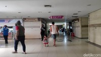 Sejumlah toko di pasar tersebut tampak masih ditutup dan belum kembali beroperasi.