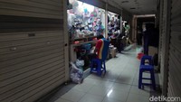 Meski kini Pemprov DKI Jakarta telah menerapkan PSBB transisi sejumlah toko di kawasan Pasar Mayestik masih tutup dan belum kembali beroperasi.