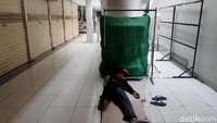 Aktivitas jual-beli di pasar itu pun belum seramai biasanya karena masih ada sejumlah toko yang tutup.