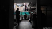 Protokol kesehatan itu diantaranya kewajiban untuk mengenakan masker saat beraktivitas di luar rumah, menjaga kebersihan dengan membersihkan tangan dengan air bersih maupun hand sanitizer, melakukan penyemprotan cairan disinfektan, serta menerapkan physical distancing atau jaga jarak.