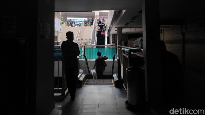 Sejumlah warga beraktivitas di Pasar Mayestik, Jakarta. Aktivitas jual-beli di pasar itu tak seramai biasanya karena sejumlah toko masih tutup imbas PSBB.