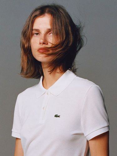 Logo Brand Lacoste Logo brand Lacoste di sisi kiri polo shirt.