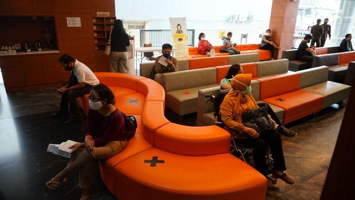 Beragam instansi mulai dilonggarkan untuk beroperasi melayani masyarakat umum. Termasuk laboratorium yang tetap menerapkan protokol kesehatan. Seperti ini salah satunya.