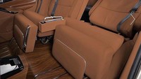 Modifikasi ini menanggalkan seluruh kursi bawaan Innova, serta panel dan lapisan lantai di baris kedua dan ketiga. Modifikasi ini pun harus mengorbankan kapasitas penumpang Innova dari total 7 orang menjadi 4 orang saja.(Foto: Maxabout)