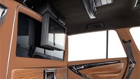 Untuk menjaga privasi dengan penumpang di baris pertama, modifikasi Innova ini juga telah menggunakan semacam partisi (penyekat). Dan tepat di depan partisi itu, terdapat layar besar yang bisa dilipat dan berguna untuk mengakses berbagai fitur hiburan.(Foto: Maxabout)