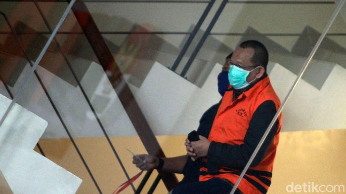 Eks Sekretaris Mahkamah Agung (MA) Nurhadi diperiksa di KPK. Dia diperiksa bersama dengan menantunya, Rezky Herbiyono yang juga ditahan.