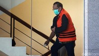 Nurhadi tak berkomentar apapun saat dibawa ke ruang pemeriksaan. Ia didampingi sejumlah petugas KPK.