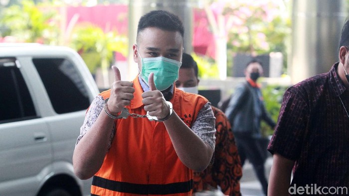 Eks Sekretaris Mahkamah Agung (MA) Nurhadi diperiksa di KPK. Dia diperiksa bersama dengan menantunya, Rezky Herbiyono yang juga ditahan.