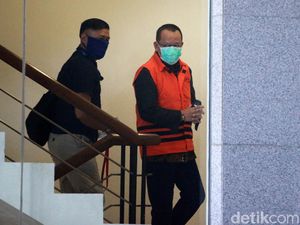 Momen Nurhadi Berbaju Tahanan dan Diperiksa KPK