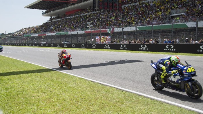 SCARPERIA, ITALY - JUNE 03:  Valentino Rossi of Italy and Movistar Yamaha MotoGP leads the field during the MotoGP race during the MotoGp of Italy - Race at Mugello Circuit on June 3, 2018 in Scarperia, Italy.  (Photo by Mirco Lazzari gp/Getty Images)