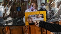 Loket penjualan tiket pun ditutup sekat plastik dan menerapkan protokol kesehatan.