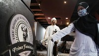 Pengunjung pun tidak boleh sembarangan menyentuh karya seni tanpa pemberitahuan petugas karena harus selalu tetap steril. 
