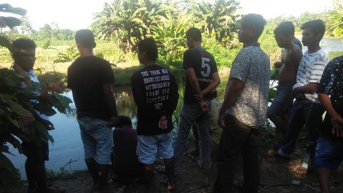 Muslimin diterkam buaya usai berniat memberi makan dengan melempar sebutir telur ayam (dok. Istimewa)