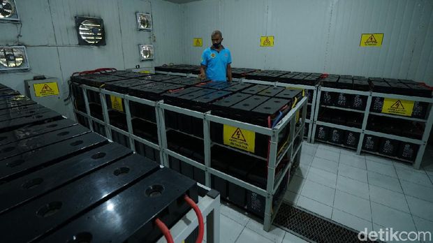 Panel listrik tenaga surya di Terminal Tirtonadi