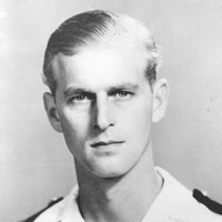 Sebagai seorang pemuda bergelar Pangeran Yunani dan Denmark, Pangeran Philip memiliki daya tarik tersendiri. Ditambah lagi Pangeran Philip dikaruniai perawakan yang menarik, dengan fisik yang tinggi tegap. (Foto: Instagram/@royalfamily)