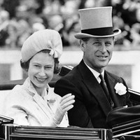 Seperti dikabarkan Readers Digest, perjalanan cinta Philip dan Elizabeth sebelum menikah tak melulu berjalan mulus. Hubungan mereka sempat tak mendapat persetujuan dari ayah Elizabeth, Raja George VI. Menurutnya, Philip belum terlalu mapan secara finansial dan kurang siap mental sehingga tak pantas menjadi pendamping putrinya, seorang calon penerus pemimpin Kerajaan Inggris. (Foto: AP Photo/File)