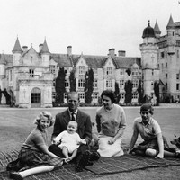 Pangeran Philip merupakan keturunan bangsawan Yunani dan Denmark. Menikah dengan Elizabeth, Pangeran Philip lantas melepaskan gelarnya dari Yunani dan mendapatkan titel Duke of Edinburgh dari ayah mertua, Raja George VI. Dari pernikahan tersebut, mereka dikaruniai empat anak: Pangeran Charles, Putri Anne, Pangeran Andrew dan Pangeran Edward. Pangeran Philip dan Ratu Elizabeth II juga memiliki delapan cucu dan delapan cicit. (Foto: AP Photo/File)