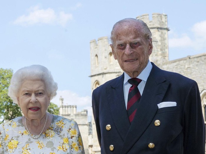Pangeran Philip Ulang Tahun Ke-99 Britains Queen Elizabeth II and Prince Philip the Duke of Edinburgh pose for a photo June 1, 2020, in the quadrangle of Windsor Castle, in Windsor, England, ahead of his 99th birthday on Wednesday, June 10. The Queen is wearing an Angela Kelly dress with the Cullinan V diamond brooch, while Prince Philip is wearing a Household Division tie. (Steve Parsons/Pool via AP)