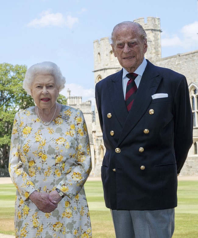 Pangeran Philip genap berusia 99 tahun pada Rabu (10/6/2020). Untuk menandai momen spesial tersebut, Istana Buckingham merilis foto terbaru sang Duke of Edinburgh bersama Ratu Elizabeth II. Pemotretan berlangsung di halaman Windsor Castle, pada 1 Juni lalu. Meski kondisi kesehatannya sempat menurun beberapa tahun terakhir, Pangeran Philip tampak sehat dan bugar di foto tersebut. (Foto: Steve Parsons/Pool via AP)