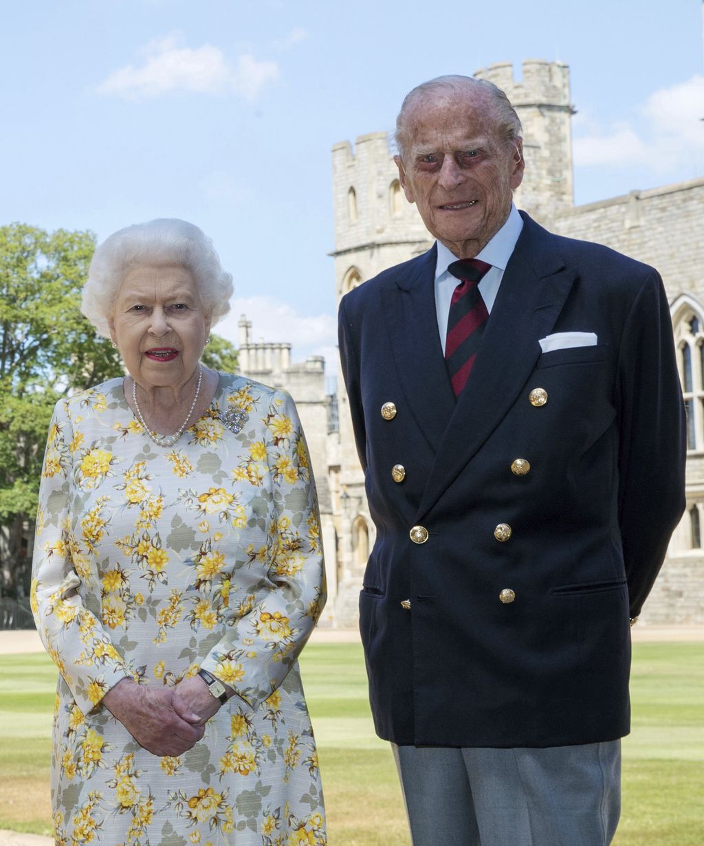 Pangeran Philip Ulang Tahun Ke-99 Britain's Queen Elizabeth II and Prince Philip the Duke of Edinburgh pose for a photo June 1, 2020, in the quadrangle of Windsor Castle, in Windsor, England, ahead of his 99th birthday on Wednesday, June 10. The Queen is wearing an Angela Kelly dress with the Cullinan V diamond brooch, while Prince Philip is wearing a Household Division tie. (Steve Parsons/Pool via AP)