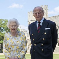 Pangeran Philip genap berusia 99 tahun pada Rabu (10/6/2020). Untuk menandai momen spesial tersebut, Istana Buckingham merilis foto terbaru sang Duke of Edinburgh bersama Ratu Elizabeth II. Pemotretan berlangsung di halaman Windsor Castle, pada 1 Juni lalu. Meski kondisi kesehatannya sempat menurun beberapa tahun terakhir, Pangeran Philip tampak sehat dan bugar di foto tersebut. (Foto: Steve Parsons/Pool via AP)