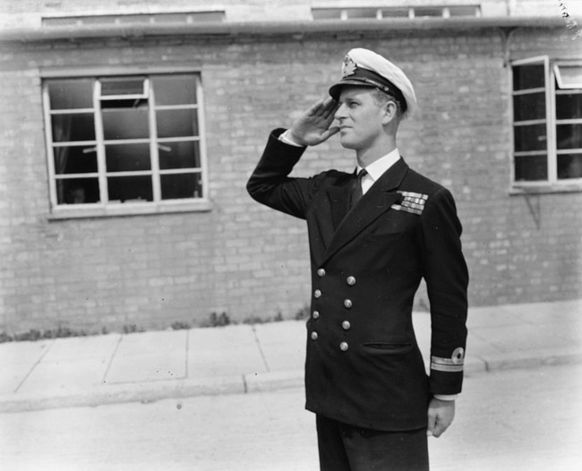Pada 1939, Pangeran Philip bergabung dengan angkatan laut Inggris. Ia memulai pengabdian tersebut sebagai kadet di sekolah militer Royal Naval College, Dartmouth. (Foto: PNA Rota/Keystone/Getty Images)