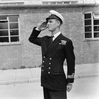 Pada 1939, Pangeran Philip bergabung dengan angkatan laut Inggris. Ia memulai pengabdian tersebut sebagai kadet di sekolah militer Royal Naval College, Dartmouth. (Foto: PNA Rota/Keystone/Getty Images)