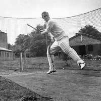 Di masa mudanya, Pangeran Philip dikenal sangat aktif. Salah satu hobinya, bermain cricket. Olahraga polo kuda juga menjadi favoritnya. (Foto: Douglas Miller/Keystone/Getty Images)