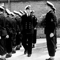 Di Royal Naval College, karisma dan ketampanan Pangeran Philip berhasil merebut hati Ratu Elizabeth II. Ketika berusia 13 tahun, Elizabeth dan adiknya mengunjungi sekolah tersebut. Philip yang usianya lima tahun lebih senior itu lantas diminta untuk menemani mereka mengelilingi fasilitas tersebut. Dari situ, cinta pada pandangan pertama terjadi. Kabarnya, Elizabeth selalu menulis surat untuk Philip setelah pertemuan tersebut. Ia juga memajang foto Philip yang dibangkai di samping tempat tidurnya.   (Foto: AP Photo/File)