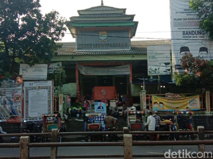 Pasar Leuwipanjang masih beroperasi meski salah seorang pedagang positif Corona