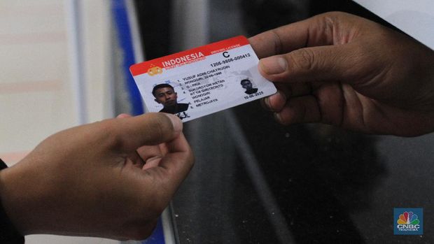 pembuatan Surat Izin Mengemudi (SIM) di Satuan Penyelenggara Administrasi (Satpas) Surat Izin Mengemudi (SIM) Daan Mogot, Jakarta, Barat. ((CNBC Indonsia.Trisusilo)