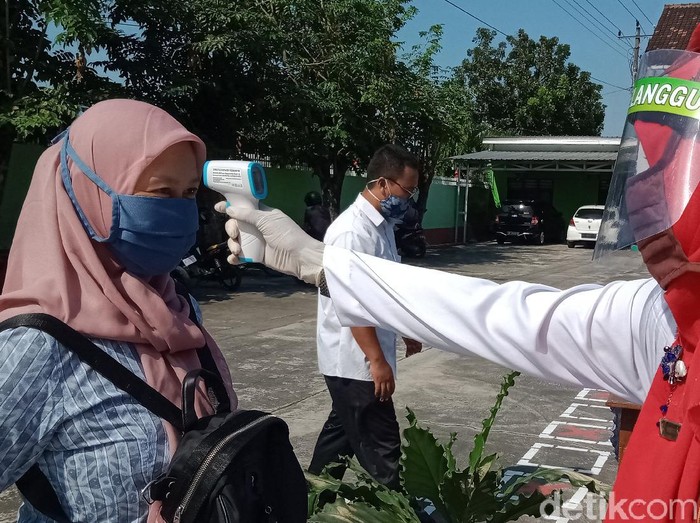 Pengambilan Surat Keterangan Hasil Ujian (SKHU) untuk PPDB di Klaten, Rabu (10/6/2020).