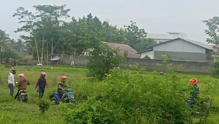 Pengendara sepeda motor berusaha masuk pantai Pangandaran via jalur tikus yang ternyata jalan buntu