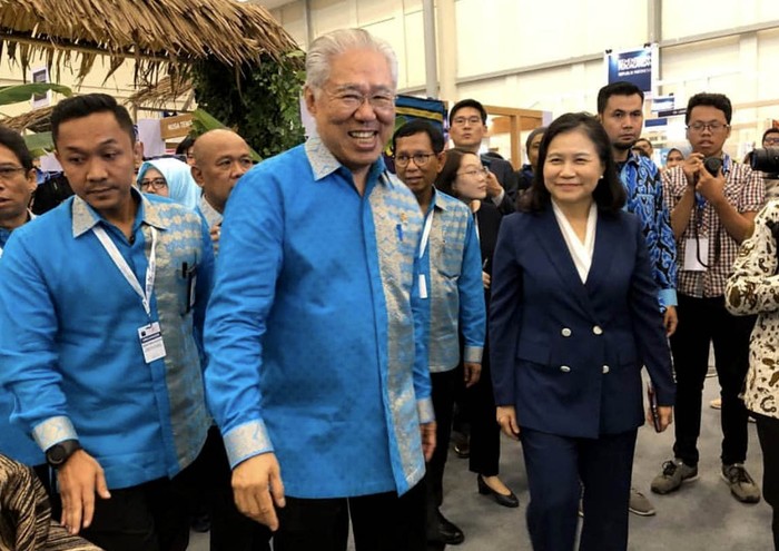 Pandemi COVID-19 memukul ekonomi global. Hampir semua negara mengalami kontraksi ekonomi. Menurut prediksi Bank Dunia, hingga akhir tahun 2020 diperkirakan Produk Domestik Bruto (PDB) global akan mengalami kontraksi atau tumbuh negatif 5,2 persen. Artinya, ekonomi global mengalami resesi terburuk dalam sejarah sejak Perang Dunia II.