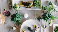 Fotonya kali ini memamerkan makanan yang dinikmatinya saat di hotel. Ada olahan ayam, cake cantik, dan es segar di sana. Foto: Instagram @yossykartikaas