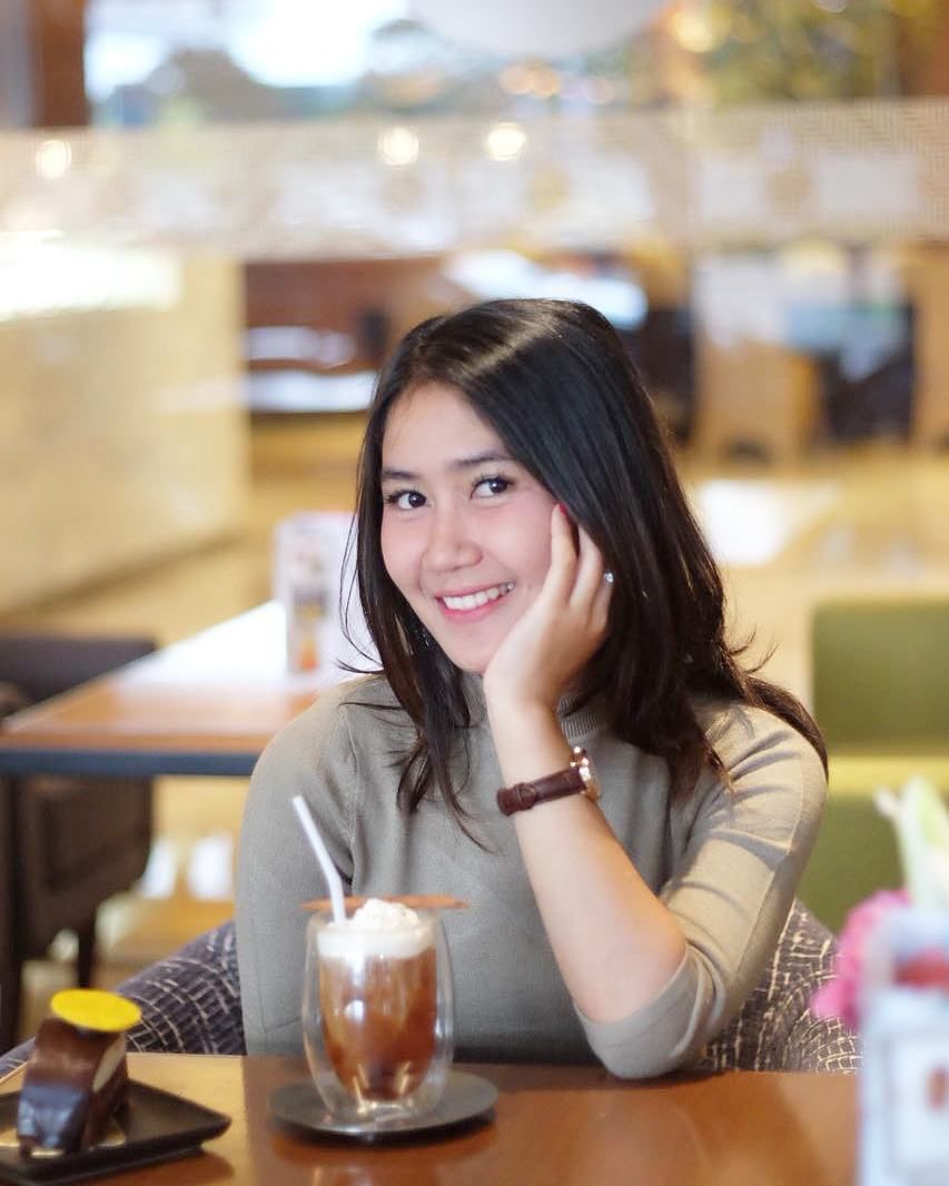 Yossy Kartika, Si Penjual Gorengan Cantik