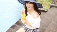 Fotonya yang satu ini memperlihatkan kalau Yossy benar-benar menggeluti dunia modelling. Sambil membawa segelas jus jeruk, Yossy berpose di pinggir kolam renang. Foto: Instagram @yossykartikaas